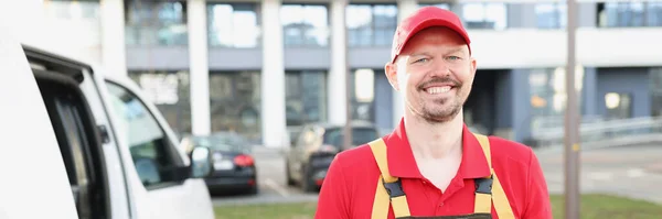 Portrait Livreur Souriant Debout Dans Rue Avec Papier Reçu Livraison — Photo