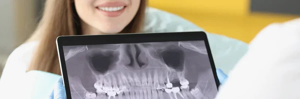 Πορτρέτο Της Οδοντιατρικής Γνωμάτευσης Στην Κλινική Και Γιατρός Εξετάσει Δόντια — Φωτογραφία Αρχείου