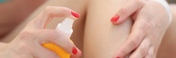 Close Woman Applying Protective Sunscreen Lotion Leg Female Hand Perfect — Stock Photo, Image