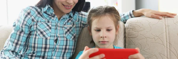 Ritratto Figlia Giocare Online Video Giochi Smartphone Mamma Guardare Childs — Foto Stock