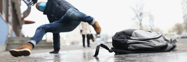 Bajo Ángulo Persona Masculina Lesionan Después Caer Suelo Resbaladizo Invierno — Foto de Stock