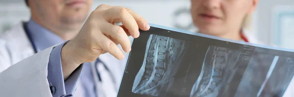 Hastanedeki Meslektaşımla Hastaların Röntgenlerini Tartışan Doktorların Yakın Çekimleri Sağlık Çalışanları — Stok fotoğraf
