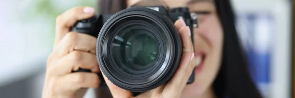 Primer Plano Sonriente Fotógrafa Morena Apuntándote Con Una Lente Súper — Foto de Stock