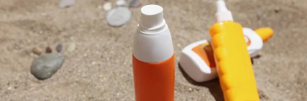 Close Van Zonnebrandmiddelen Kleurrijke Ongebrandmerkte Flessen Zand Beschermende Zonnebrandcrème Hydraterende — Stockfoto
