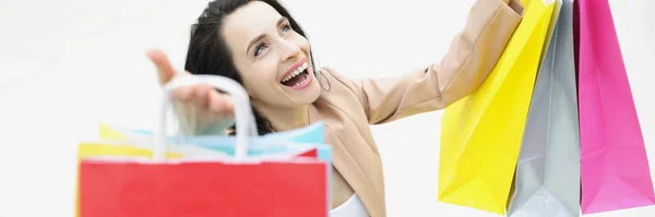 若い女性のショパオリックな笑いの肖像と物事を購入することについて満足している 女の子は服を持って多くのパックを運ぶ 大きな販売 ショッピング 割引コンセプト — ストック写真