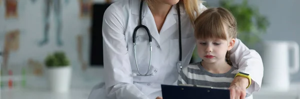 Portrait Mère Médecin Montrent Fille Des Antécédents Médicaux Patient Maman — Photo