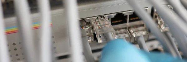 Close Van Technicus Hand Aansluiten Schakelaar Ethernet Kabels Poort Naar — Stockfoto