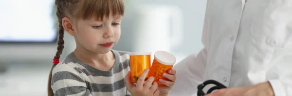 Portrait Enfant Jouant Avec Des Bouteilles Pleines Médicaments Lors Rendez — Photo