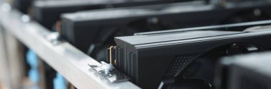 Metal detaylarına odaklanmış bilgisayar işlemcisine yakın çekim. Modern grafik veya video kartı imalatı. Anakart, üretim, teknoloji konsepti