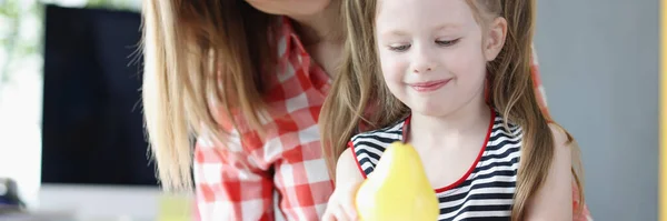 Portret Van Mama Kind Die Spelen Met Plastic Nepfruit Keuken — Stockfoto