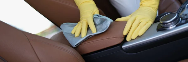 Zbliżenie Osoby Rękawiczki Ochronne Jednolity Czysty Samochód Tkaniny Antybakteryjnej Czyszczenie — Zdjęcie stockowe