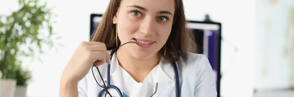 Porträtt Attraktiv Ung Läkare Poserar Personliga Kontor Kliniken Praktikant Vänta — Stockfoto