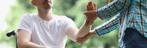 Retrato Mujer Esposa Ayudan Marido Ejercitar Mano Después Del Daño —  Fotos de Stock