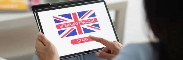 Zbliżenie Pani Prasy Ekranie Tabletu Nauka Języka Angielskiego Online Proces — Zdjęcie stockowe