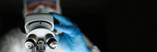 Закрытие Профессионального Ученого Использующего Оборудование Современной Лаборатории Исследовании Новой Химической — стоковое фото