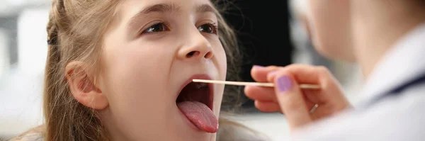 Retrato Menina Ter Sua Garganta Examinada Com Colher Especial Médico — Fotografia de Stock