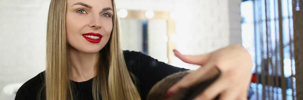 Güzel Genç Saç Ustasının Portresi Müşterilerin Saçlarını Aletle Tarıyor Kesiyor — Stok fotoğraf