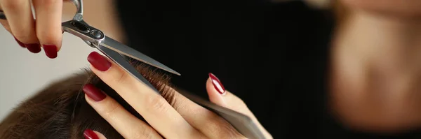 Zbliżenie Kobiety Mistrz Umieścić Włosy Razem Wyciąć Pomocą Nożyczek Narzędzia — Zdjęcie stockowe