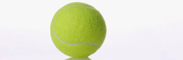 Nahaufnahme Von Einzelnen Gelben Runden Tennisballsportgeräten Die Auf Einer Reflektierenden — Stockfoto