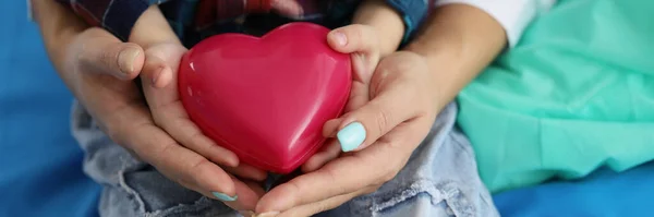 Primo Piano Donna Bambino Che Reggono Cuore Rosso Sulle Palme — Foto Stock