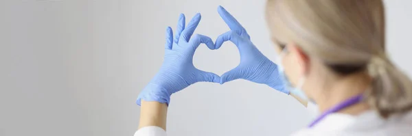 Крупный План Медицинского Работника Формирует Сердце Руками Носящими Защитные Перчатки — стоковое фото
