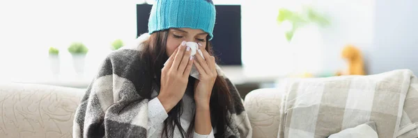 Portrait Sick Woman Having Runny Nose Use Tissue Covered Selimutnya — Stok Foto