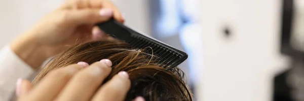 Primo Piano Pettine Uso Parrucchiere Professionale Creare Taglio Capelli Elegante — Foto Stock