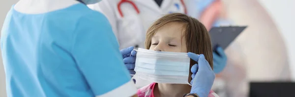 Retrato Del Trabajador Médico Puso Máscara Protectora Cara Niña Clínica —  Fotos de Stock