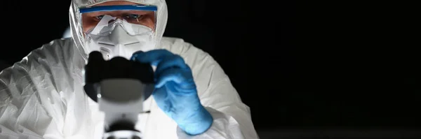 Retrato Del Químico Masculino Guantes Protectores Azules Mira Microscopio Laboratorio — Foto de Stock