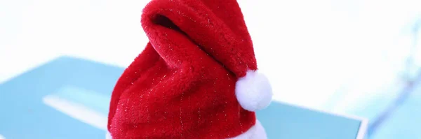 Chapeau Rouge Santa Claus Couché Sur Transat Nouvel Vacances Concept — Photo