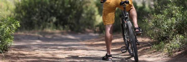 Rückansicht Eines Mannes Der Auf Einem Fahrrad Auf Einem Waldweg — Stockfoto