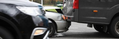 Araba ve mavi minibüs yolda kaza yapmış. Trafik kazaları kavramı