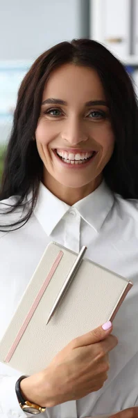 Portrét Úspěšné Usměvavé Podnikatelky Držící Notepad Obchodní Společnost Pracovní Koncepce — Stock fotografie