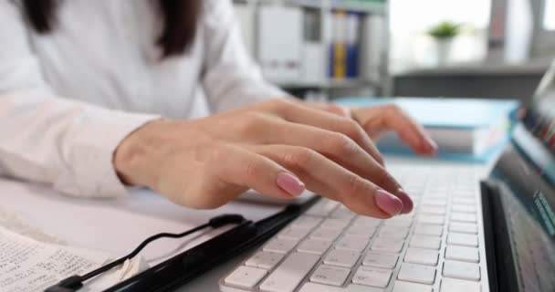 Mains Féminines Dans Bureau Tapant Sur Clavier Ordinateur Portable Ralenti — Video