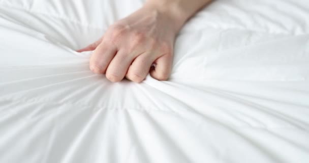 Kvinnors Hand Klämmer Lakan Sängen Närbild Slow Motion Handen Tar — Stockvideo