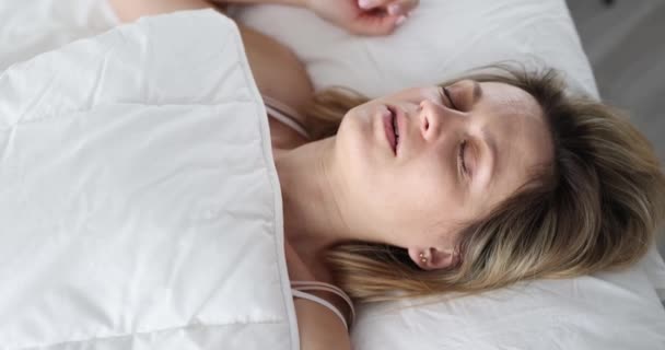 Женщина Просыпается Страшно Смотрит Одеяло Крупным Планом Неожиданный Менструальный Цикл — стоковое видео