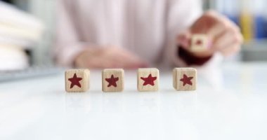 El, küpleri masaya dizer, beş yıldız, yakın çekim, yavaş çekim. İlerleme, gelişmiş sonuçlar