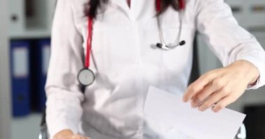 Doktor onaylıyor ve sağlık sigortası talep ediyor. Yakın çekim, yavaş çekim. Sigorta davası