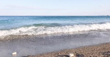 Deniz kıyısında güzel mavi sörf, çakıl taşı plajı, sinema. Okyanus kıyısı manzarası, yavaş çekim