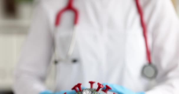 Orvosnál Van Coronovírus Műanyag Modellje Közelkép Lassított Felvétel Víruskutatás Járványvédelem — Stock videók