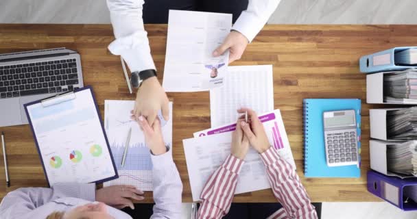 Bovenaanzicht Aan Interviewtafel Werkzoekende Schudt Hand Met Werkgever Personeelsselectie Afdeling — Stockvideo