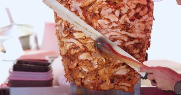 Cozinheiro Corta Carne Shawarma Espeto Close Câmera Lenta Cozinha Oriental — Vídeo de Stock