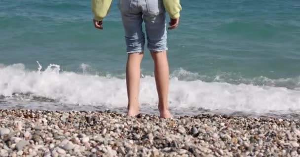 Een Tienermeisje Aan Kust Nadert Het Water Close Slow Motion — Stockvideo