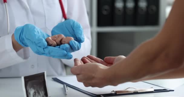 Médecin Passe Fœtus Anatomique Enfant Entre Les Mains Femme Gros — Video