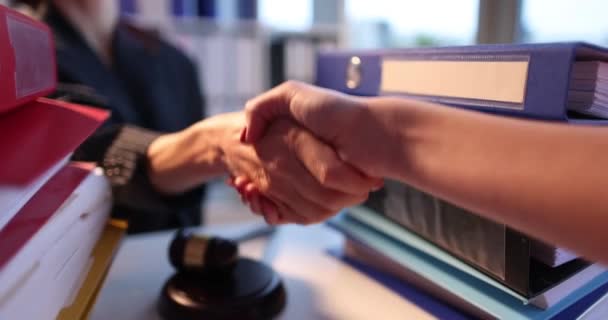 オフィスでは テーブルの上に女性の握手を閉じます 弁護士 法律扶助 裁判所に行くとの協力 — ストック動画