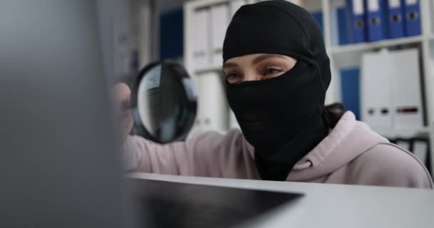 Kobieta Kominiarce Zagląda Laptopa Przez Lupę Atak Hakerów Phishing Szaszłyki — Wideo stockowe