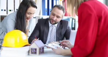 Ofisteki bir erkek ve kadın yakın plan bir projeyi tartışırken eğleniyorlar. Mimarlık bürosu, takım çalışması.