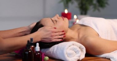 Bir kadına kırışıklıklar için profesyonel yüz masajı yapılır, yakın plan. Salon tedavileri, spa, rahatlatıcı, yüz gerdirme