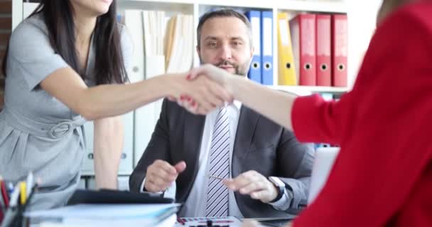 男はオフィスで一緒に働くことに同意し 女性を拍手 クローズアップ スローモーション — ストック動画