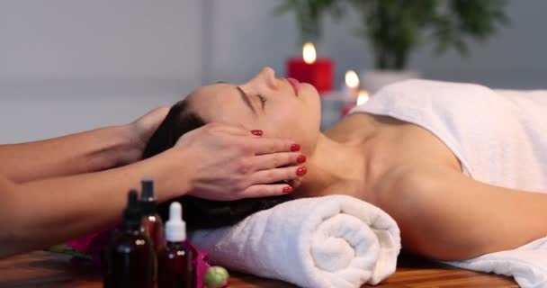 Une Femme Reçoit Massage Facial Professionnel Pour Les Rides Gros — Video